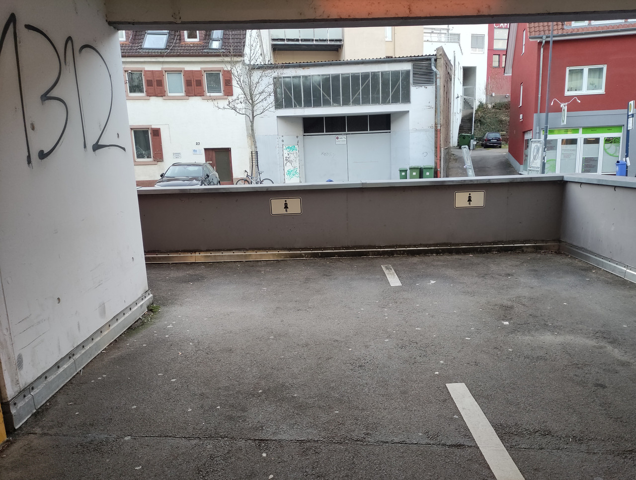 Female-only-parking-wide.jpg