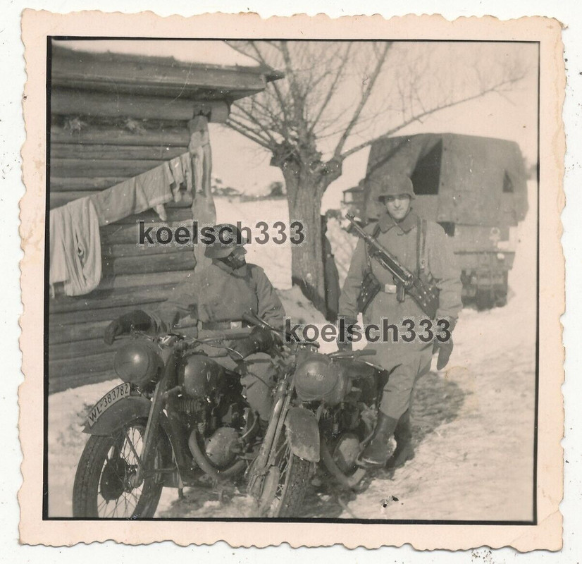 Foto Kradschützen der Luftwaffe an Motorrädern im Winter im Osten ! MP 40 !