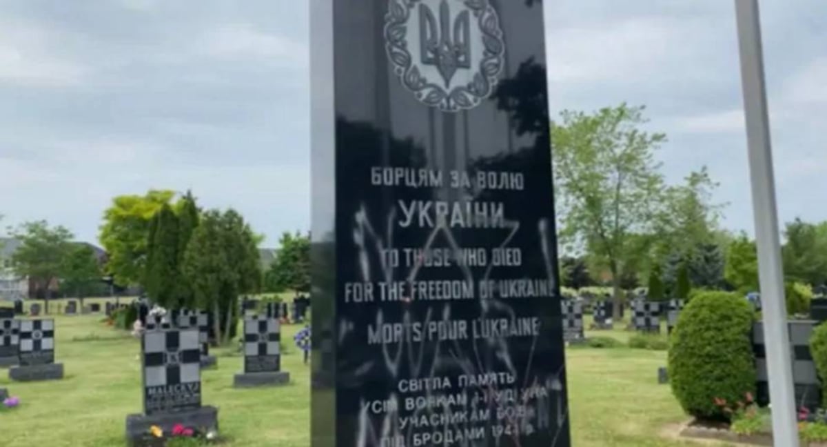 El monumento funerario vandalizado. YOUTUBE