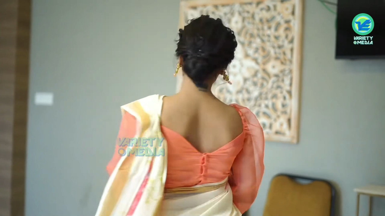 Pavithra Lakshmi Sexy Big Wide Navel in Saree from an event.mkv_snapshot_01.20.443