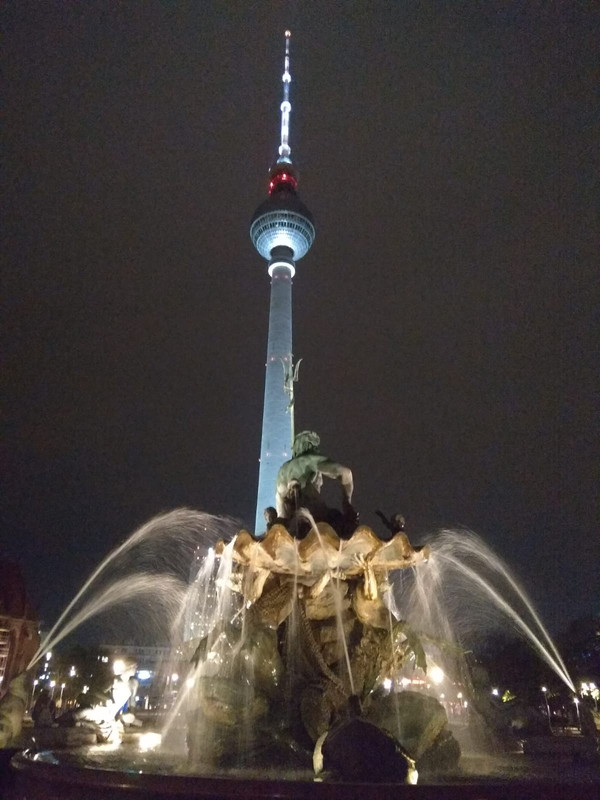 Berlín, escapada de 5 días - Blogs de Alemania - Llegada, Free Tour, Mitte y Alexanderplatz (5)