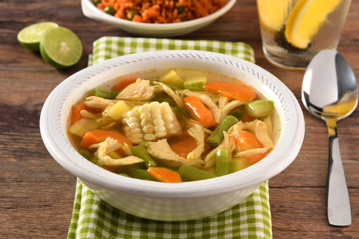 ¿Cómo hacer el caldo de pollo perfecto? Tienes que conocer esta receta mexicana