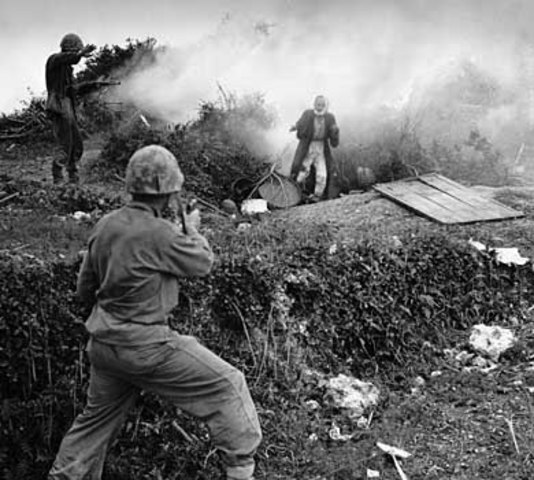 Soldado japonés expulsado de una cueva por una granada de humo que se rinde a los marines estadounidenses Soldado japonés expulsado de una cueva por una granada de humo que se rinde a los marines estadounidenses