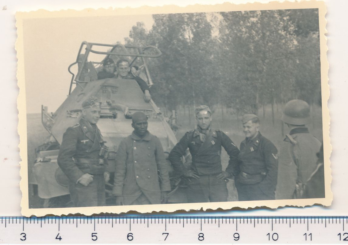 2.WK Kameraden vor Panzerspähwagen