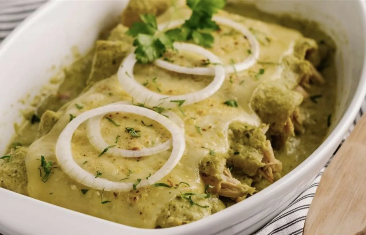 ¿Antojo de unas enchiladas suizas? Prepara esta receta con queso crema