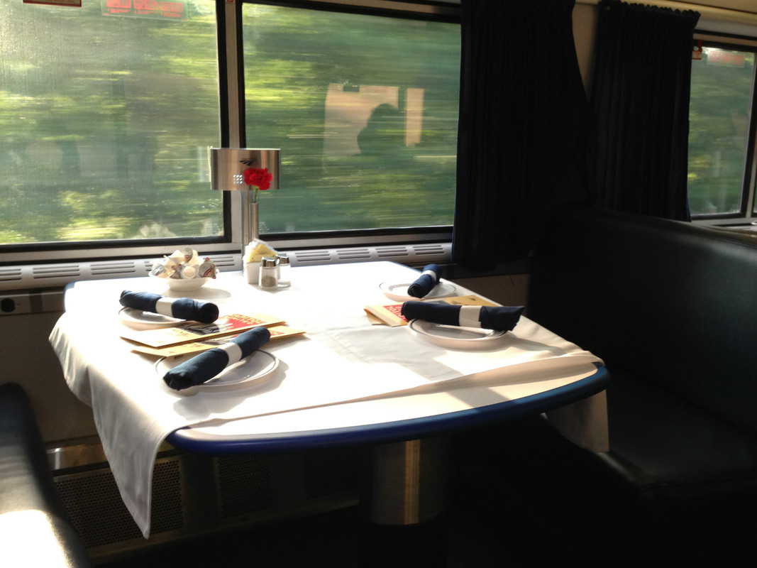 Amtrak-Dining-Car-1
