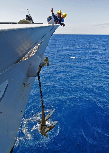 Anchor-raising-USS-Vella-Gulf-CG-72-081027-N-1082-Z-045.jpg