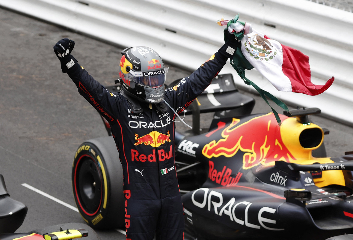 Checo Pérez y Felipe Calderón festejan en la alberca del GP de Mónaco