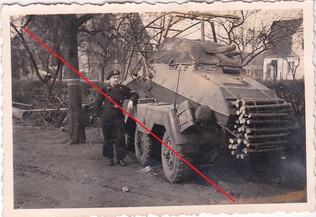Foto Achtrad Panzerspähwagen mit Soldat in Sonde