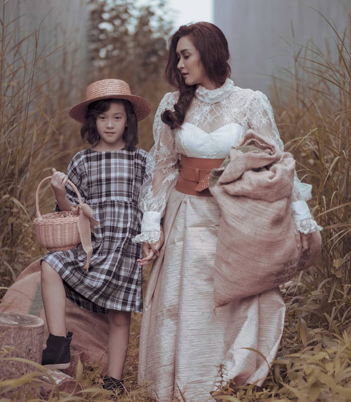 6 Pernikahan seleb dengan pria lebih muda ini kandas di tengah jalan