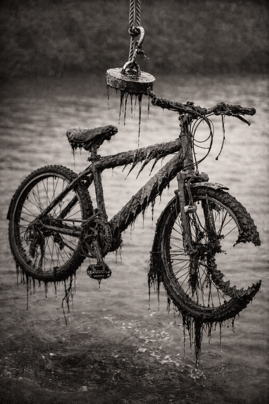 [PHOTO: Blurry shape in Bellingham Bay, Aug 1992]