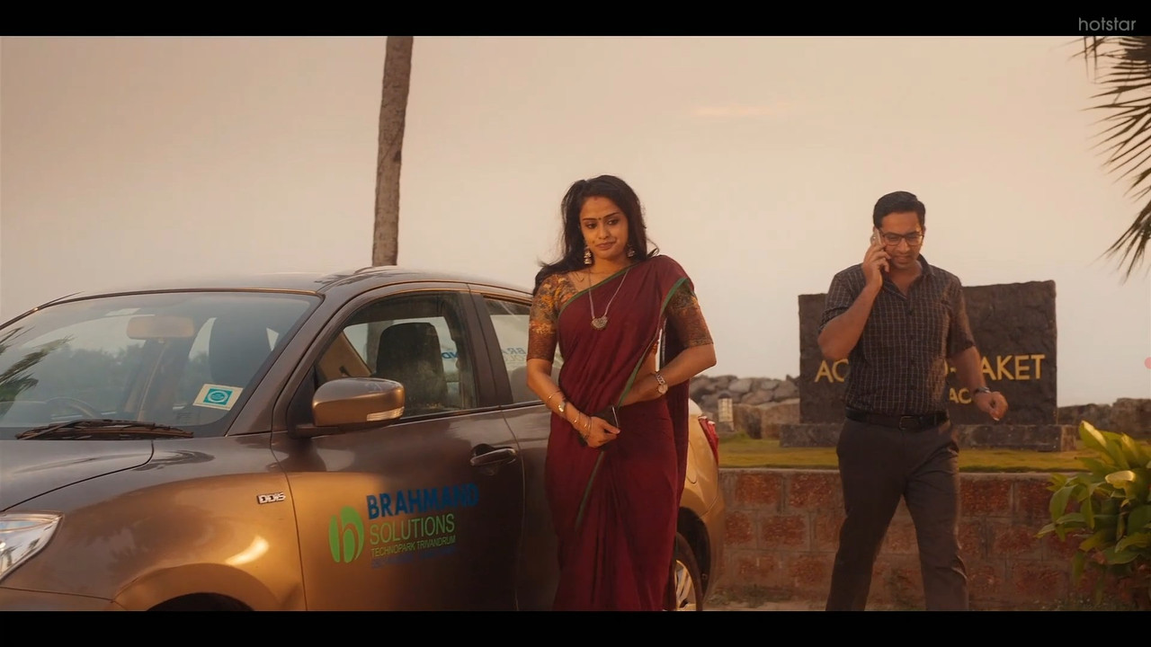 Hannah Reji Koshy  Hot navel show from Theerpu.mkv_snapshot_00.09.890