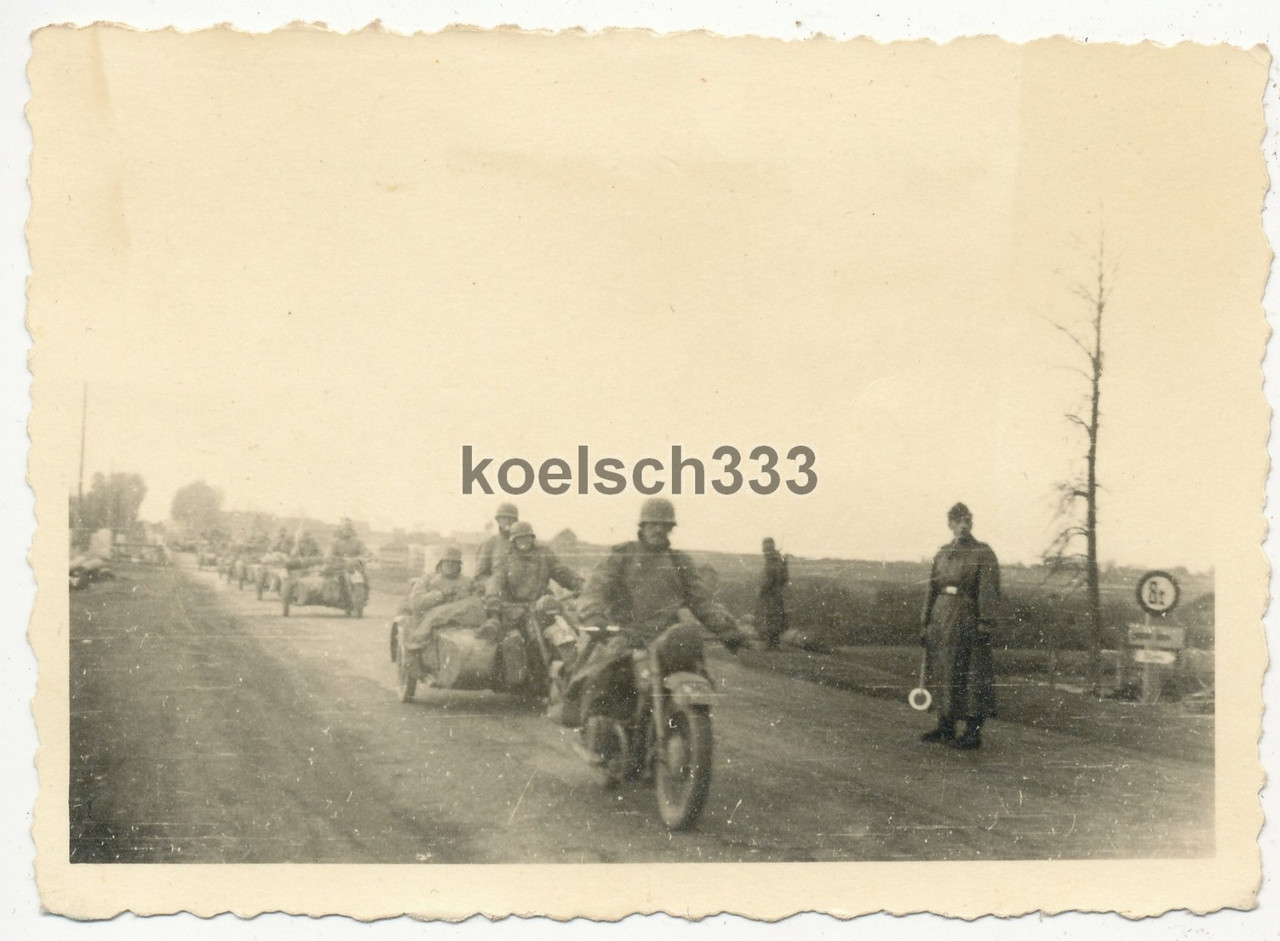 Foto Kradschützen Kolonne der Wehrmacht auf einer Rollbahn im Osten 1941