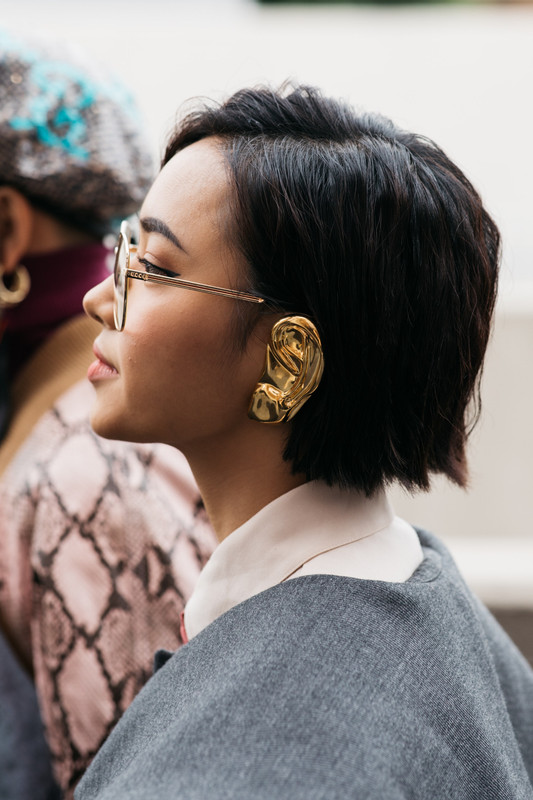 https://i.postimg.cc/L8wnPv8J/Gucci-golden-ear-cuff-street-style-2.jpg