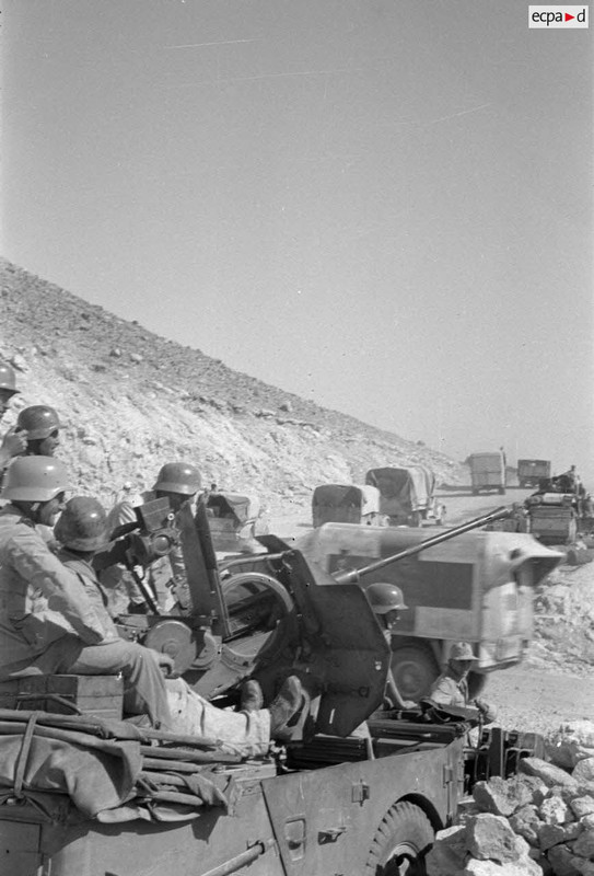 Un canon de 2 cm Flak.38 installé sur une voiture Horch Kfz.18 de la Luftwaffe. (2)