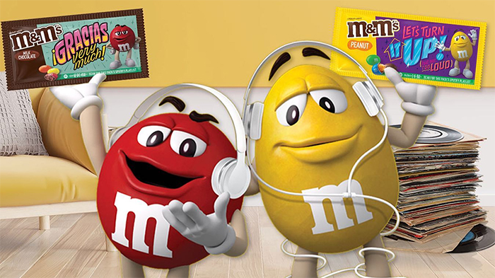 Karakter M&M's berwarna merah dan kuning.