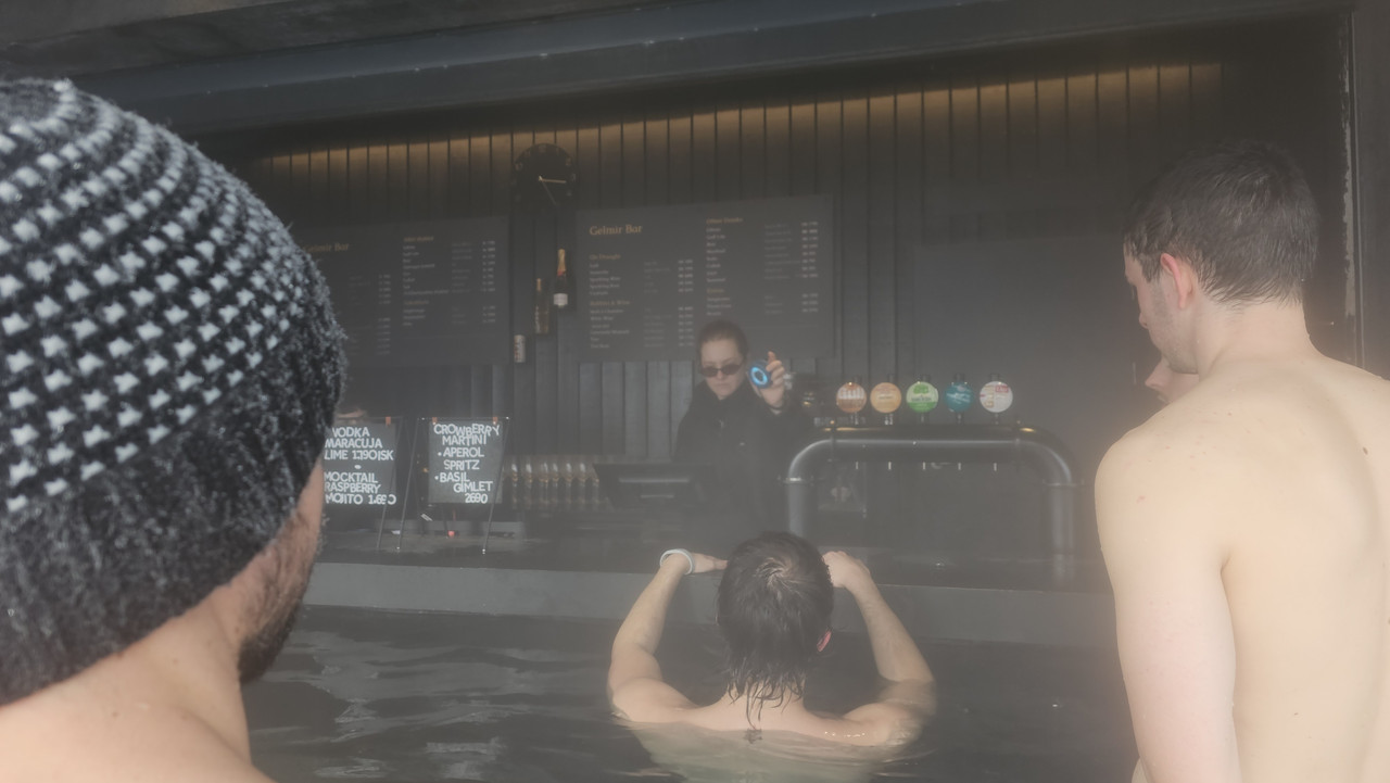 飲料販賣處，店員手中藍色的裝置就是感應手環的