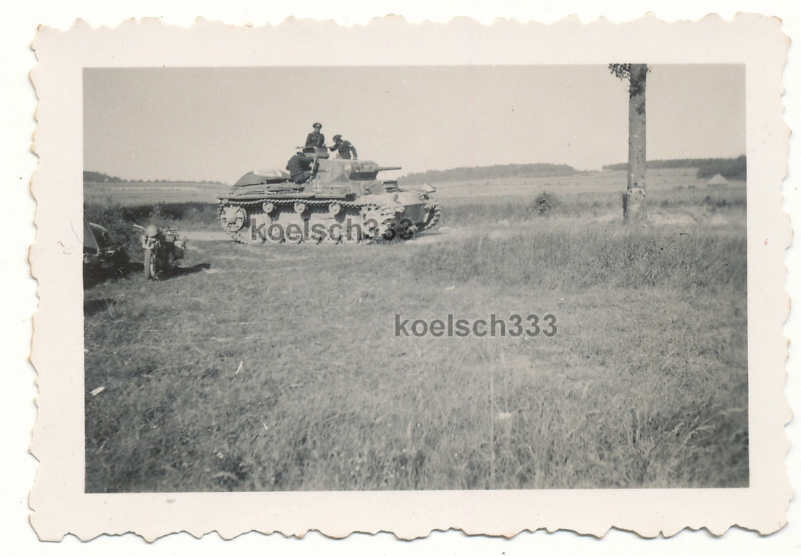 Foto Panzermänner der Wehrmacht auf dem Panzer III Kampfwagen an