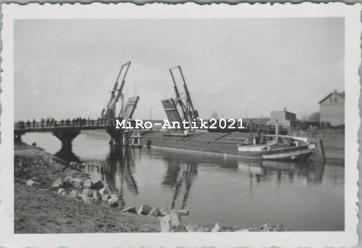 Notbrücke und Binnenschiff in Filehne Wieleń Polen 1940
