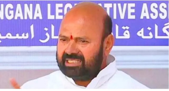 జనగామ ఎమ్మెల్యే ముత్తిరెడ్డి కంటతడి స్వయంగా తన కుమార్తె జనగామ ఎమ్మెల్యే ముత్తిరెడ్డి కంటతడి స్వయంగా తన కుమార్తె