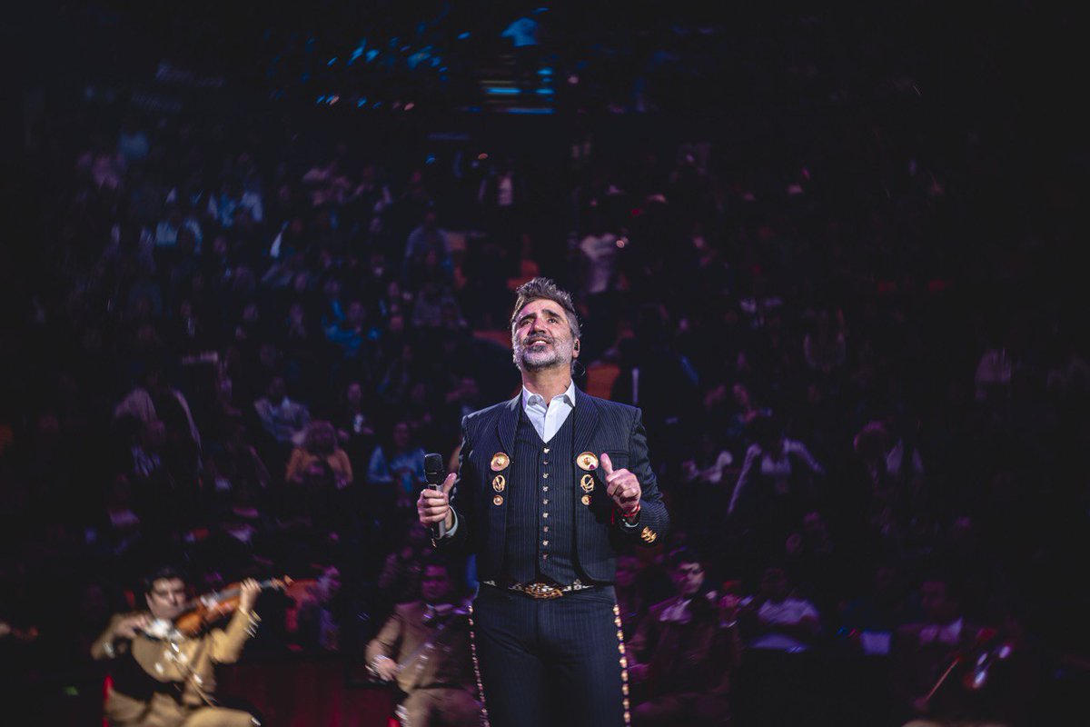 Alejandro Fernández regresa a los palenques y rinde honor a Vicente Fernández