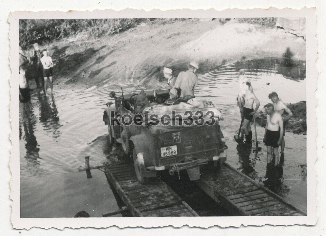Foto Kübelwagen der 7. Panzer Division fährt durch einen Fluss an der Ostfront