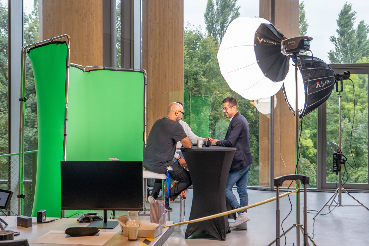 Le studio vidéo installé sur le stand Les Cafés Business