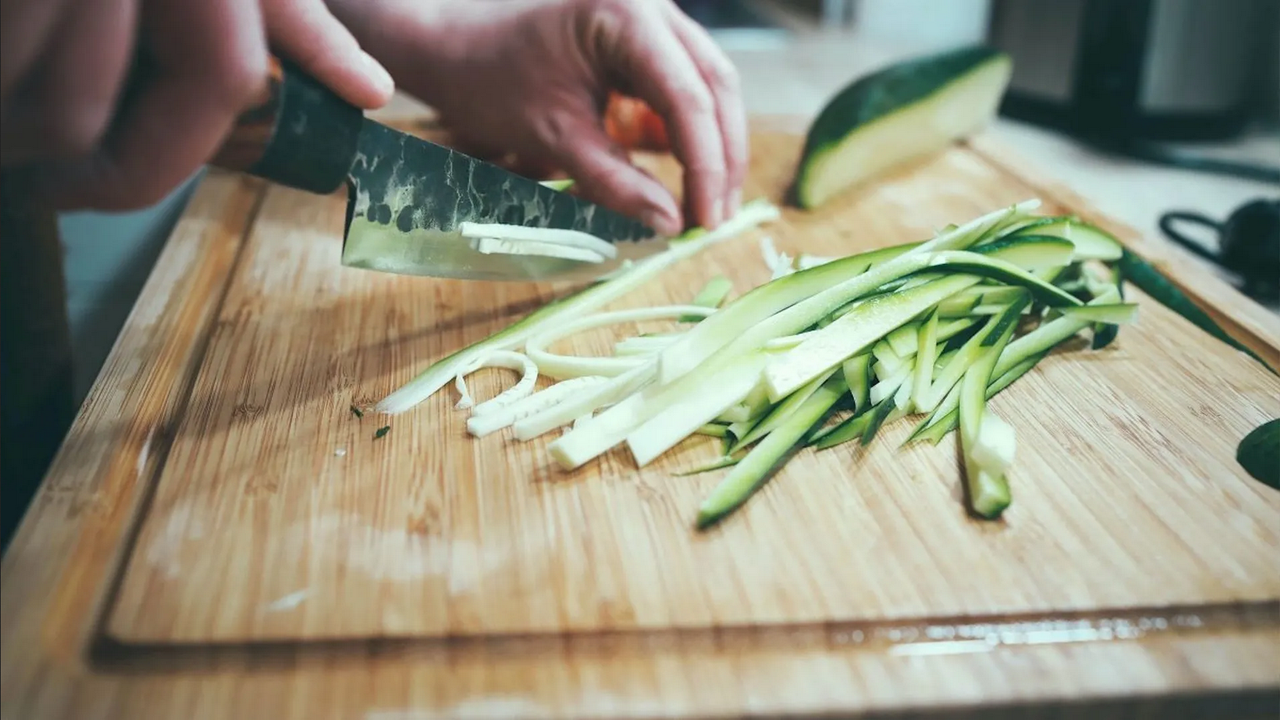 ¿Cómo consumir las cáscaras de pepino? Así puedes aprovecharla toda
