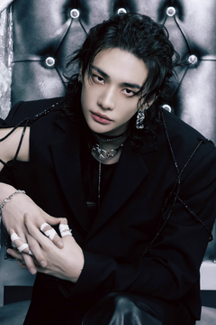Stray-Kids-Hyunjin-Giant-concept-photo-3.png