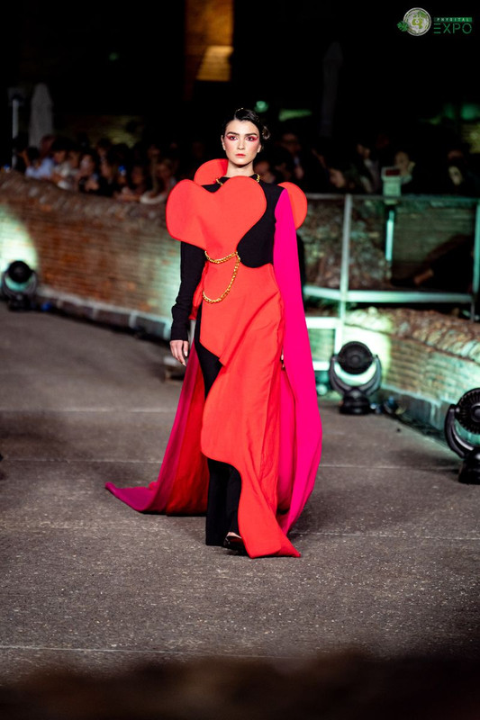 Revlon partner della sfilata sostenibile Narrated Catwalk Revlon partner della sfilata sostenibile Narrated Catwalk