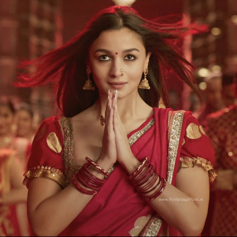 durga-puja-look-of-alia-bhatt-in-rocky-aur-rani-ki-prem-kahani-2023