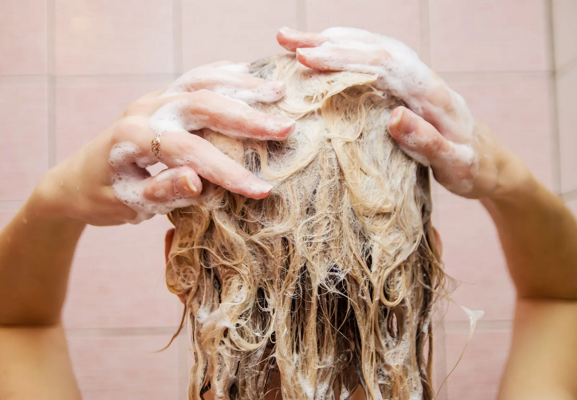 ¿Cómo aclarar el cabello de forma natural y rápido? Agrega esto a tu shampoo