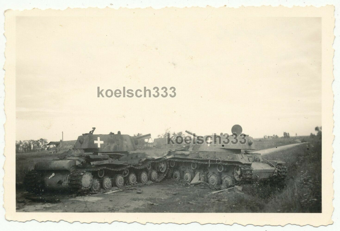Foto russische KW I Panzer mit weißen Beute Balkenkreuzen an der