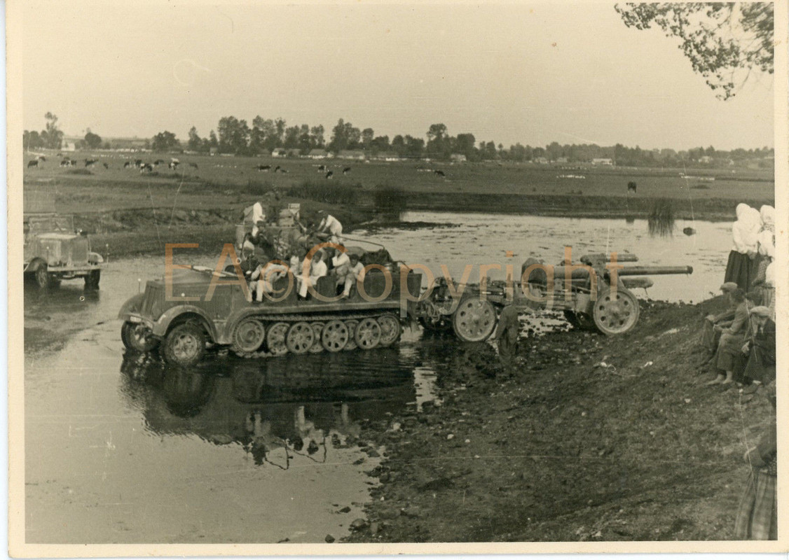 Russland Halbkette Artillerie Geschütz PAK Kämpf