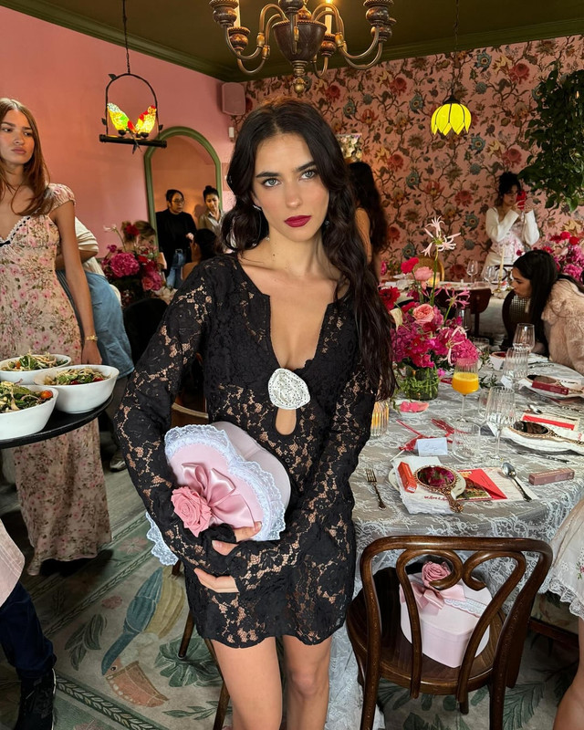 [Εικόνα: galentines-renee-v0-psa312324ggc1.jpg]