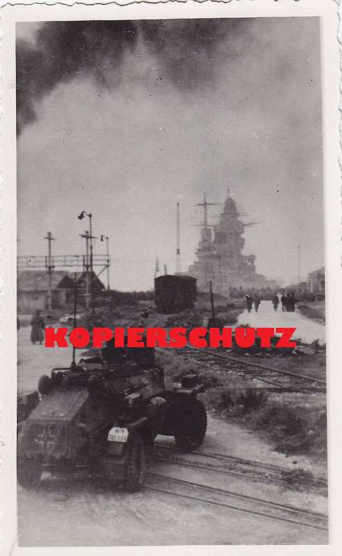 Sd.Kfz.222 Panzer im Hafen vor großen Schlachtsc