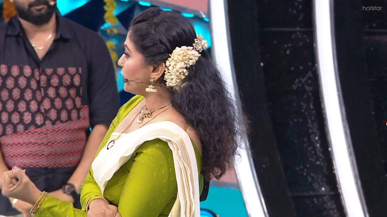 Nandana varma sexy in saree navel show-uploaded.mp4_snapshot_00.20.612