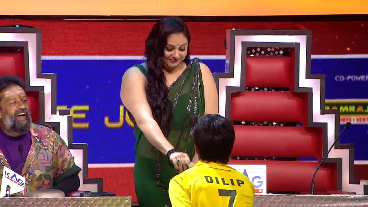 Namitha huge boobs,navel in sexy green saree.mp4_snapshot_01.07.000