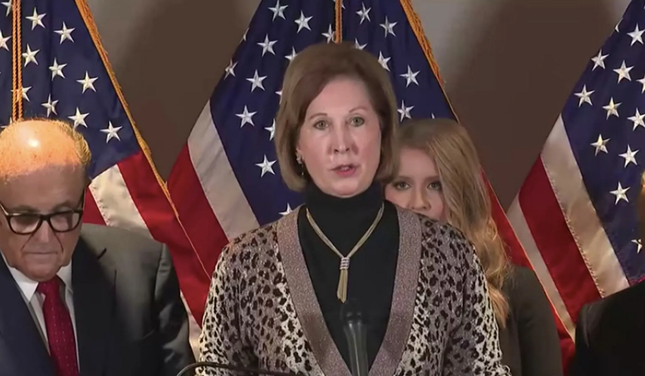 Exabogada de Trump, Sidney Powell se declara culpable en caso de fraude electoral