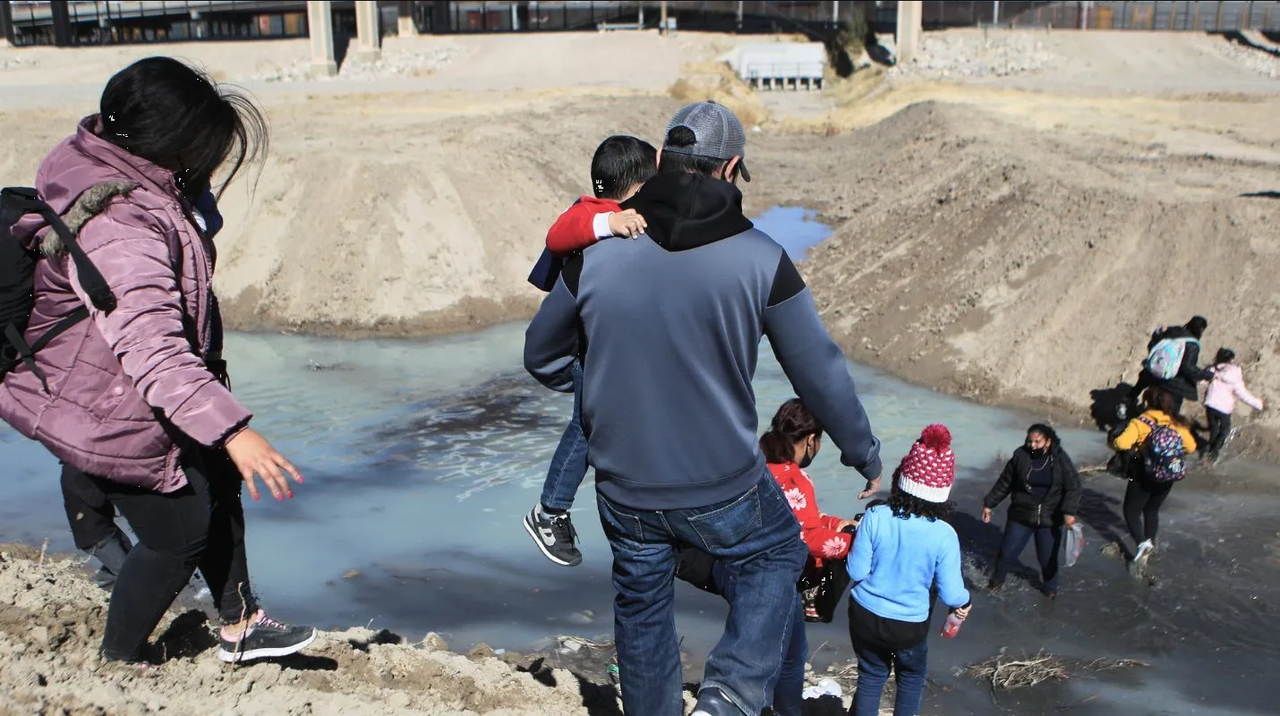 Migrantes cruzan el Río Bravo a El Paso, Texas