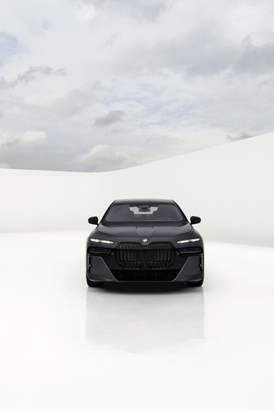 P90458160_highRes_the-new-bmw-760i-xdr