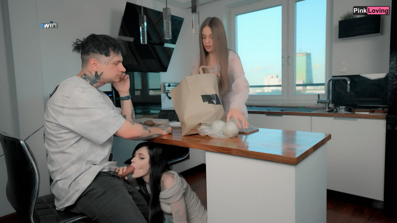 1小清新甜美反差小姐姐『pinkloving』当着女友面前偷偷操她最好闺蜜，玩的就是紧张刺激 享受偷情的快 (5)