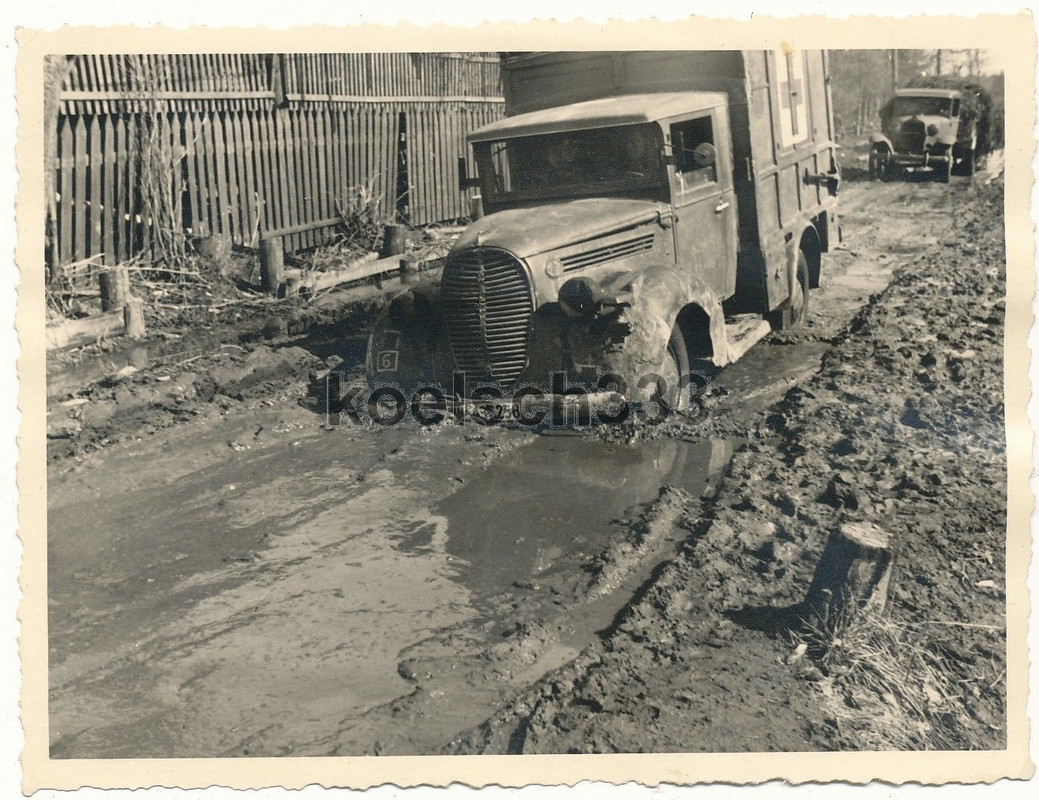 Foto Ford V 8 Sankra LKW auf schlammiger Straße 