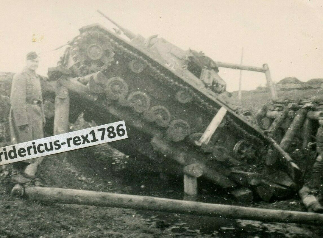 Foto Panzer PzKpfw IV an der Ostfront Unfall beim Brücken überqueren