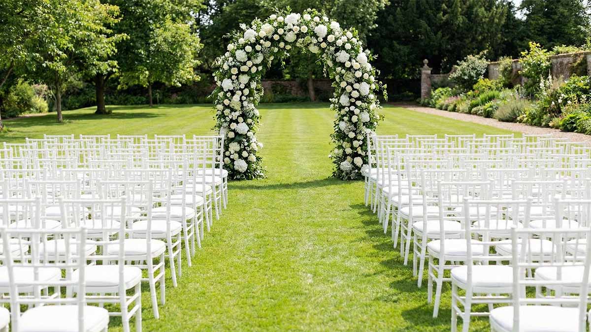 Рассадка на выездной регистрации: ровные ряды стульев Кьявари и широкий проход