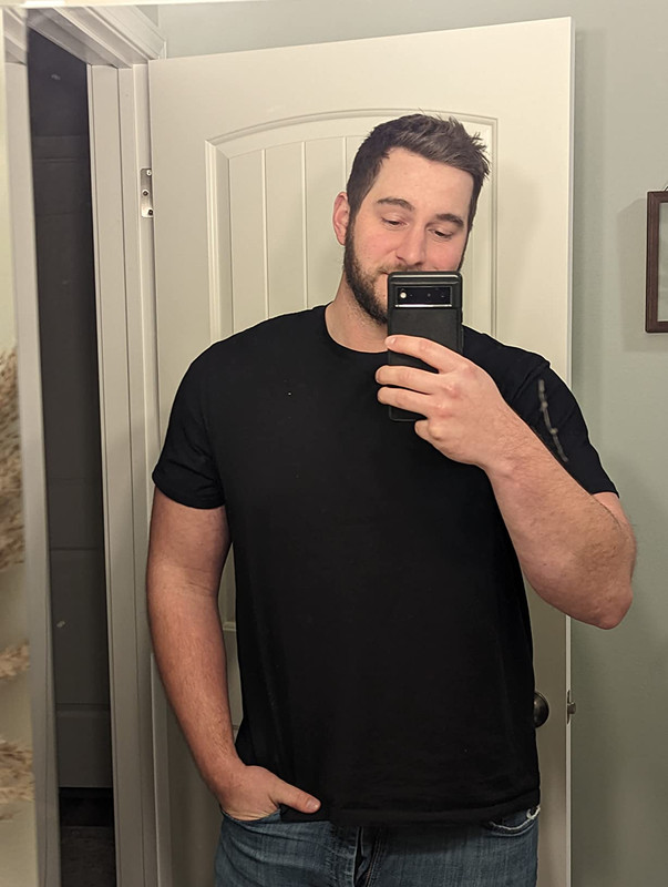 Remera premium negra cuello reforzado