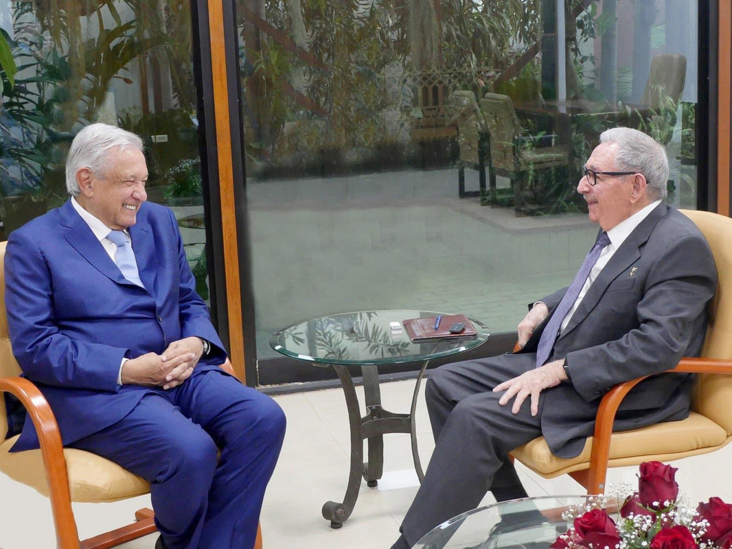 Revelan reunión privada de AMLO con Raúl Castro en su visita a cuba