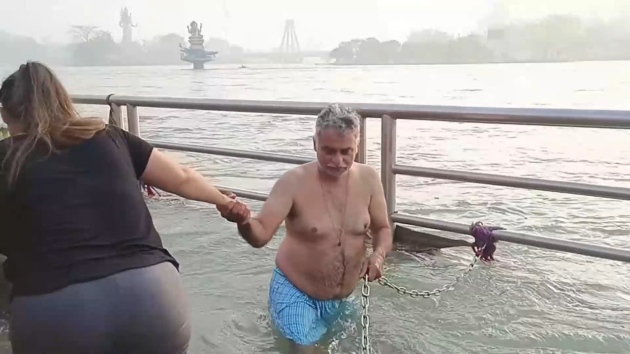 Chubby desi girl huge boobs cleavage in wet black tshirt.mkv_snapshot_02.10.000