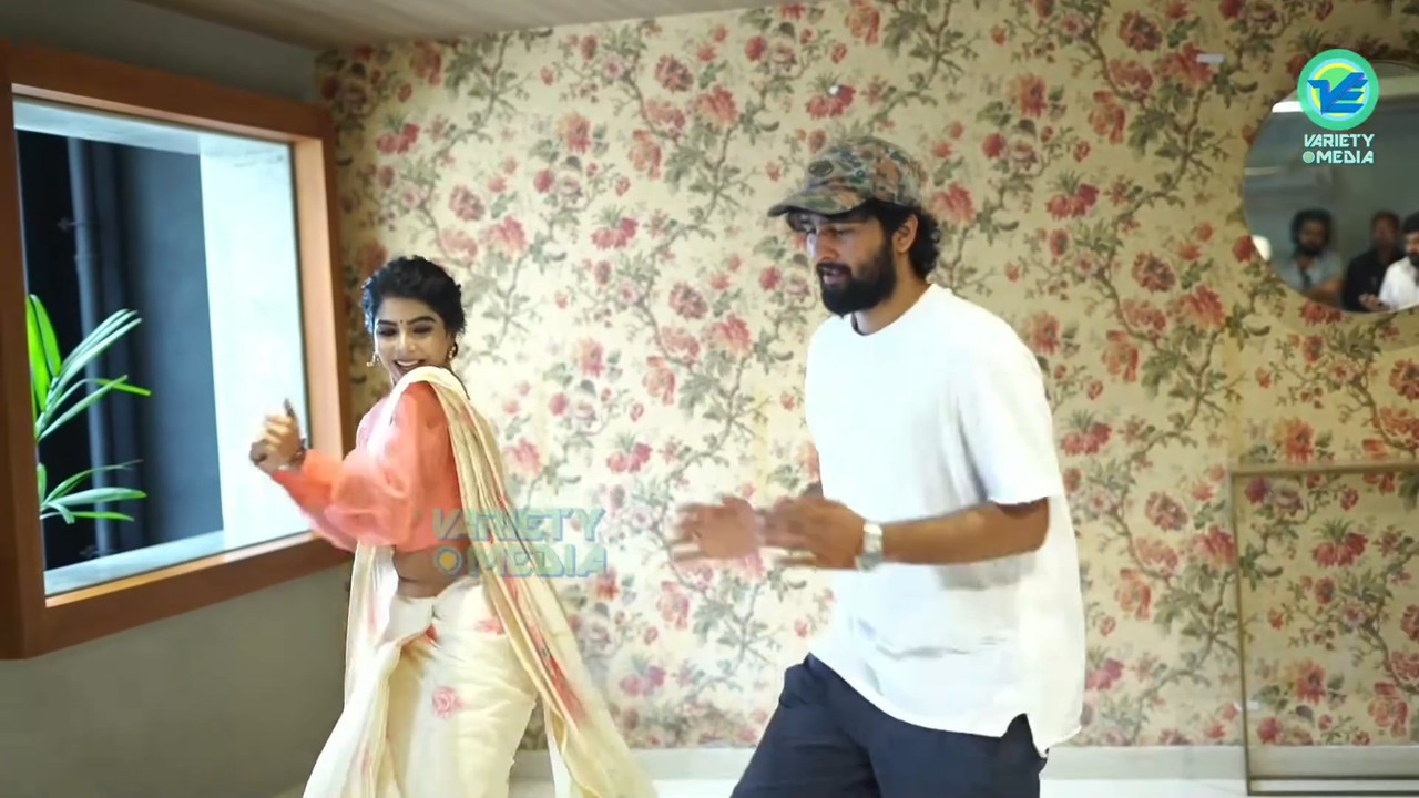 Pavithra Lakshmi Sexy Big Wide Navel in Saree from an event.mkv_snapshot_00.31.956