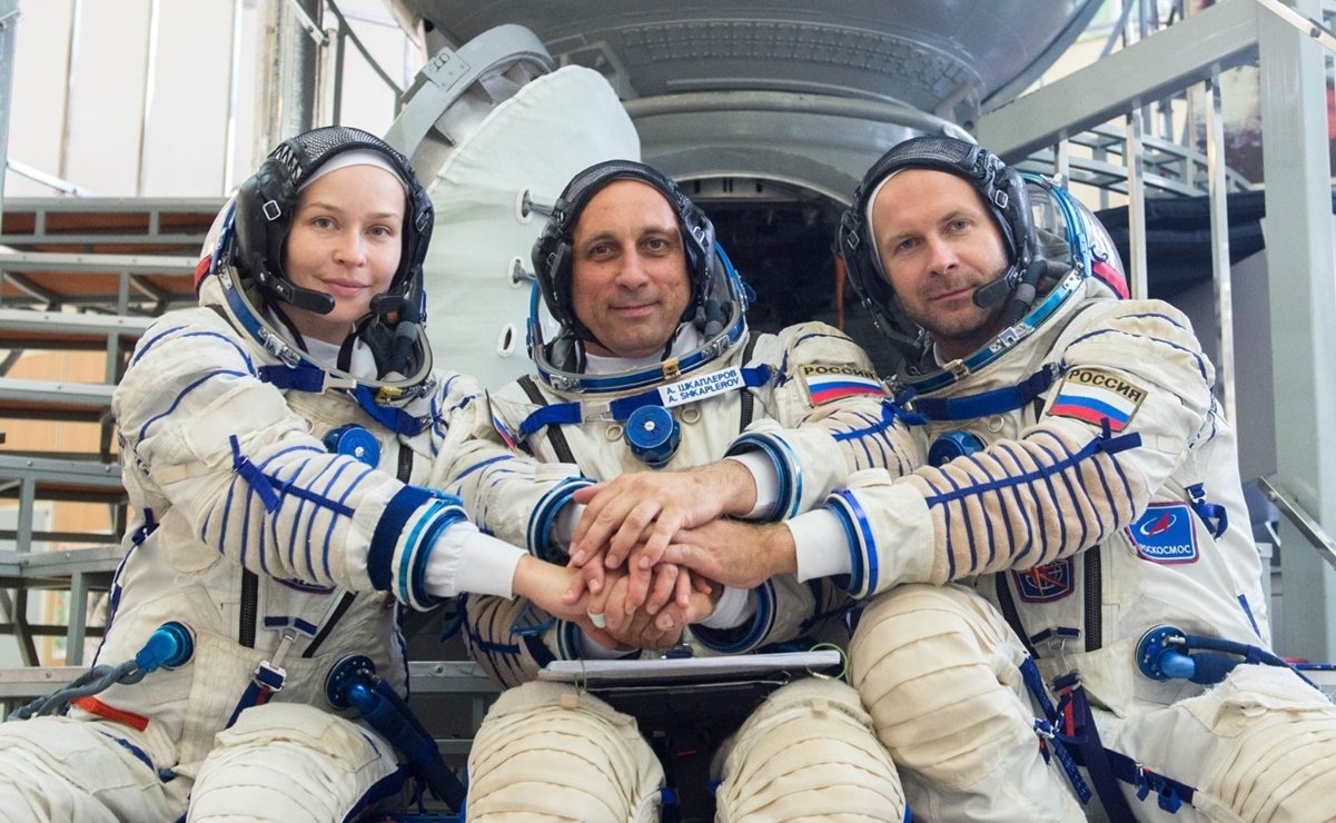 Reparto de la primera película en el espacio ya ha despegado para filmar